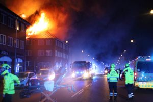 Voldsom tagbrand i etageejendom