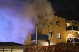 Hund og beboer reddet ud af brændende lejlighed