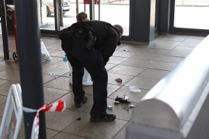 Stukket i ryggen med kniv