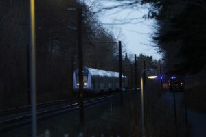 Togene holder stille efter personpåkørsel