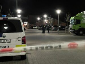 Ung mand stukket med kniv ved skole
