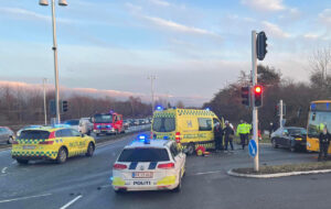 To på hospitalet efter frontalt sammenstød i kryds