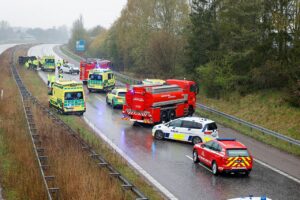 Uheld på motorvej – fire personer bragt til sygehuset