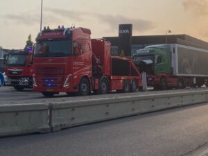 Lastbil ramte betonklods