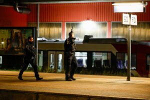 Politi med maskinpistoler på station