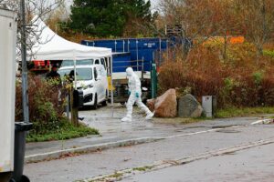 Politiet efterforsker eksplosion: Bil gennemhullet af fragmenter