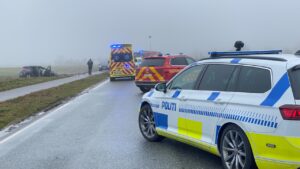 Tre på hospitalet efter frontalt sammenstød