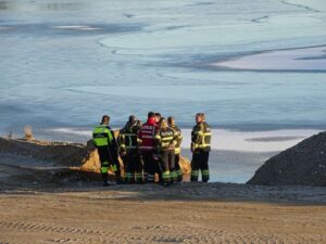 Ville redde hunde: To personer gik gennem isen