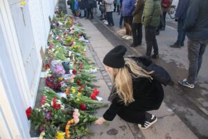 Lægger blomster ved Ruslands ambassade
