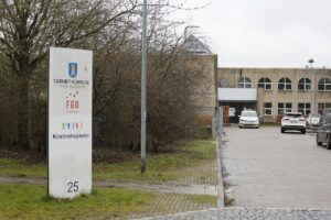 Ung mand sigtet for drabsforsøg efter knivstikkeri på FGU Hovedstaden