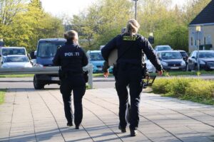 Seks anholdt efter våbenfund – 17-årig sigtet for medvirken til drab
