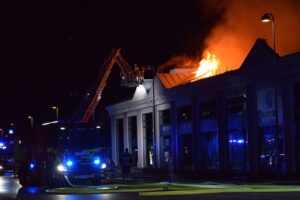 Voldsom brand i bygning