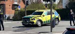 Udrykning stoppede brat: Lægeambulance og bus i stødte sammen