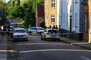 Lille barn død efter fald fra vindue