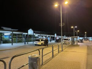 26-årig stukket i toget – tre teenagere anholdt