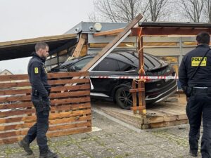 Bil brager ind i café