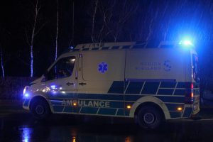 Mand død efter fald fra altan