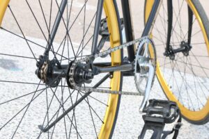 Dreng cyklede på motorvejen