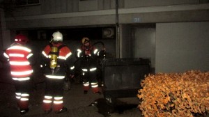 Røg i opgang: Affaldscontainer stod og ulmede