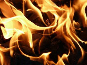 Voldsom brand i stråtrækt hus