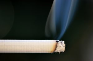 Tog kvælertag på 10-årig dreng – havde blot bedt kvinde om at slukke cigaret