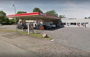 Spritbilist påkørte skilt på vej i vaskehal