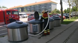 Brand i nedgravet container