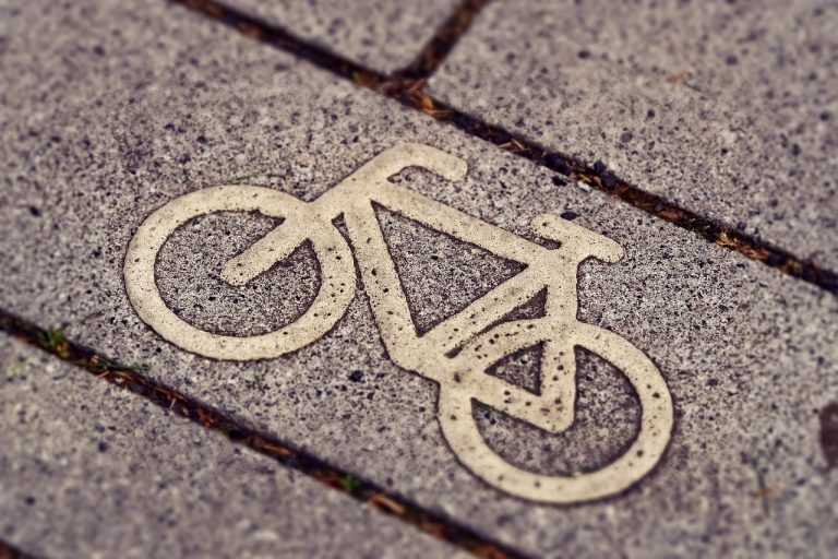 16-årig cyklist påkørt – bilist kørte fra stedet