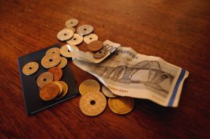 Nu må butikker droppe kontanterne om aften