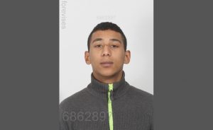 19-årig efterlyses for bedrageri, afpresning og vold