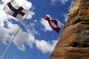 Regeringen indfører officielle flagdage for Grønland og Færøerne