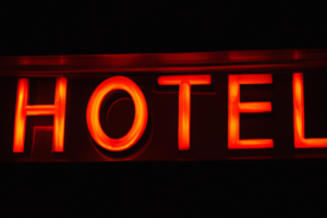 Uønsket hotelgæst sloges med politiet