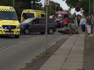 Voldsom færdselsulykke: Motorcykel ramt af bil