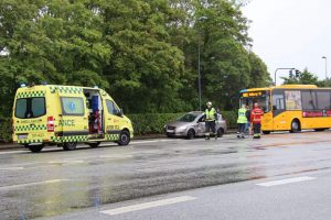 Bus og personbil i sammenstød