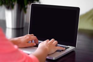 Kvinde tiltalt: Bestilte drab via internettet
