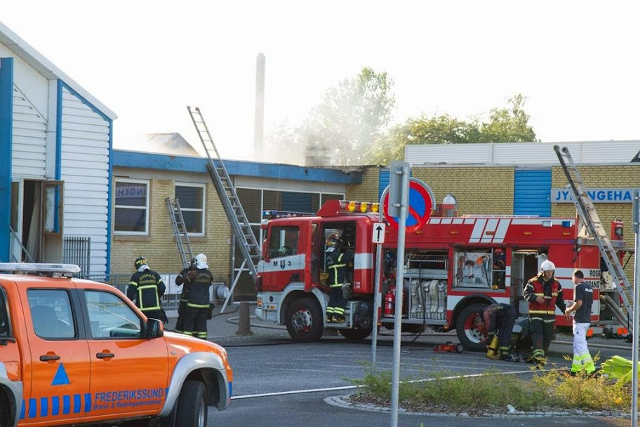 Brandvæsner fra flere nabokommuner samt Beredskabsstyrelsen assisterer ved branden i Jyllinge Hallenden.