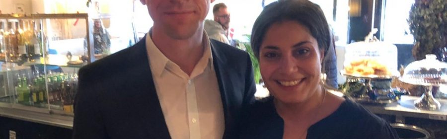 Boligminister Kaare Dybvad Bek på besøg hos Anahita Malakians i burgerrestauranten The Barn. Privatfoto/Facebook.