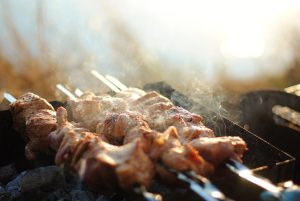Tre unge blæste på afbrændingsforbud – ville grille kyllingespyd