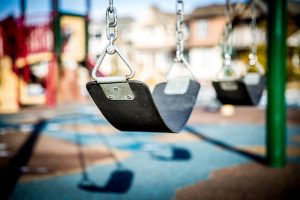 Mand tissede på legeplads