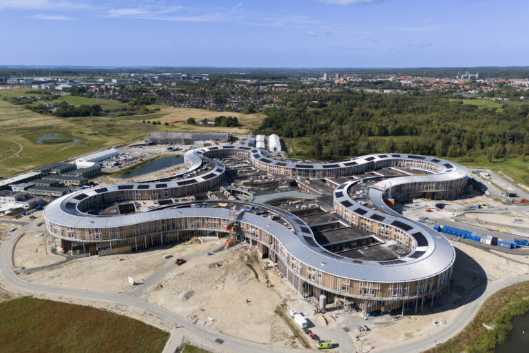 Supersygehus bliver en milliard kroner dyrere – og forsinket
