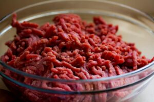 Hakket oksekød årsag til salmonellaudbrud