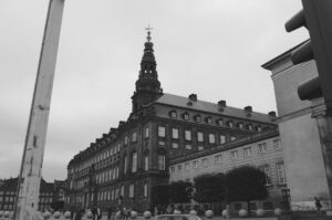 Forhandlinger om bred regering fortsætter – syv partier tilbage