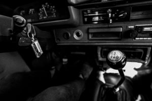 Efterlod nøglen i tændingen – så snuppede par bilen