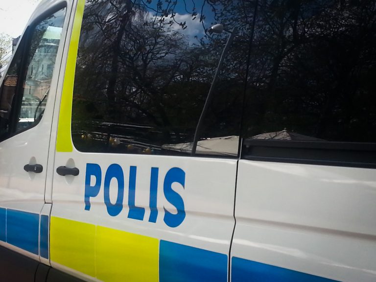 Mand såret af skud foran butik i Malmø