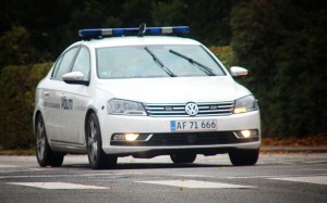 Spritbilist kørte lige ud i rundkørsel