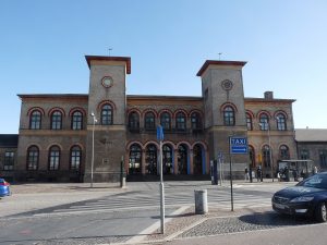 Kvindelig togpassager berørt på bagdelen af mand