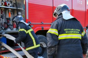 Hundelufter opdagede brand