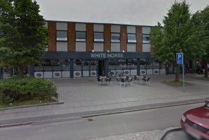 Mand trampet i hovedet på værtshus – nu beder politiet om hjælp